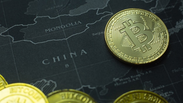 Moneta d&#39;oro Bitcoin su mappa scura