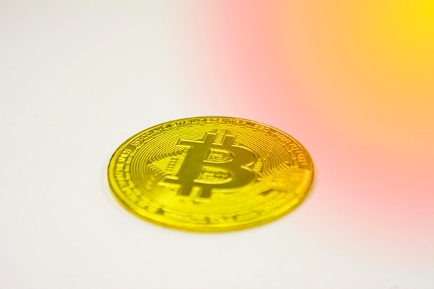 Moneta d'oro Bitcoin su sfondo bianco Il concetto di criptovaluta Tecnologia Blockchain