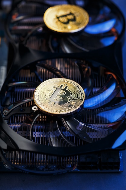 moneta d'oro bitcoin sul dispositivo di raffreddamento