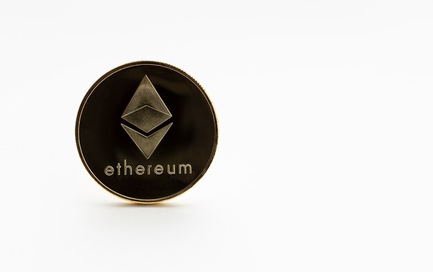 Moneta di Ethereum isolata su superficie bianca. Copia spazio