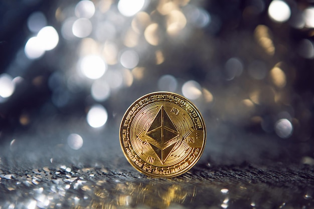 moneta di ferro d'oro ethereum su sfondo argento lucido