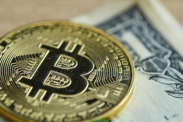 Moneta dorata di Bitcoin su fondo di legno