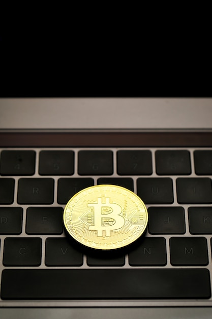 Moneta dorata di criptovaluta sulla tastiera del computer. Idea per nuovo tipo di denaro nell'economia del mondo degli affari.