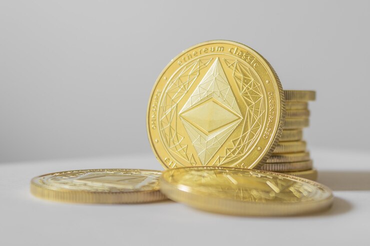 Moneta dorata di Etherium da vicino su sfondo bianco.