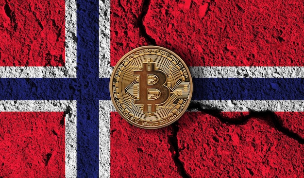 Moneta in criptovaluta Bitcoin con restrizioni crittografiche della bandiera della Norvegia incrinate