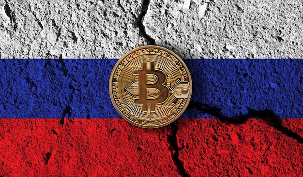 Moneta in criptovaluta Bitcoin con restrizioni crittografiche della bandiera della russia incrinate