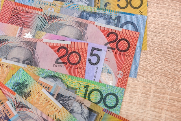 Moneta nazionale. Banconote colorate del dollaro australiano sulla fine della tavola di legno su