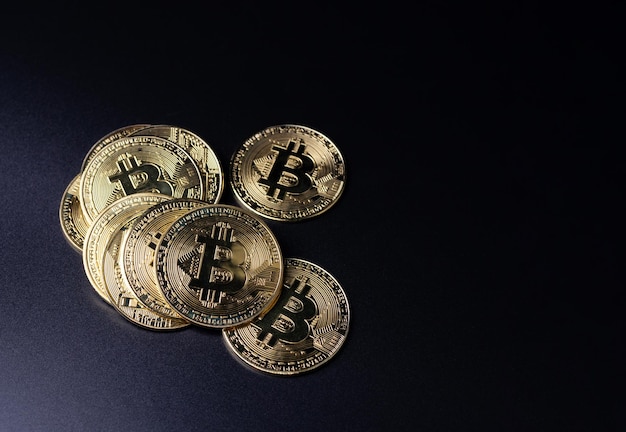 Monete Bitcoin come criptovaluta posizionate su sfondo nero