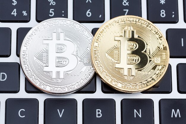 Monete bitcoin d'oro e d'argento sulla tastiera del laptop Foto ad alta risoluzione