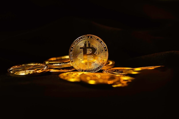 Monete Bitcoin su sfondo nero. Valuta del futuro. Riprese macro.