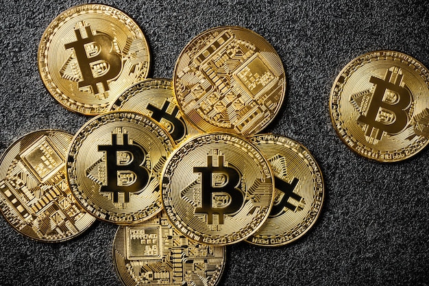 Monete bitcoin su sfondo nero