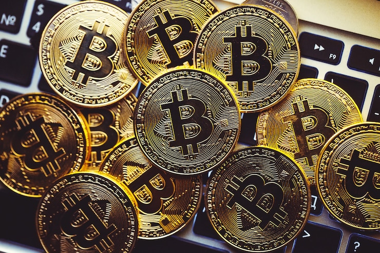 Foto monete bitcoin sulla tastiera del laptop.