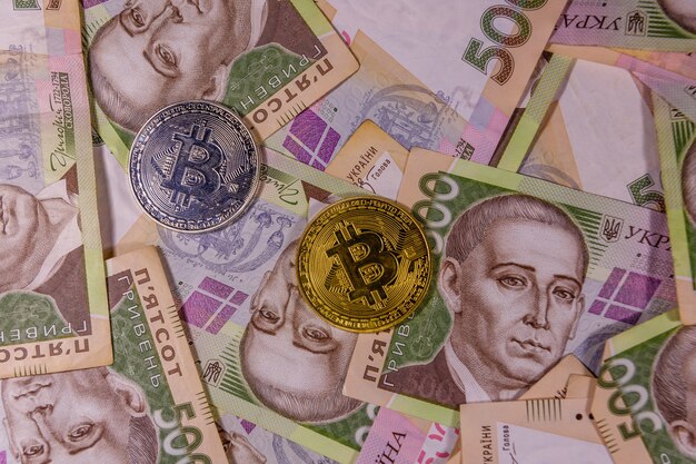 Monete bitcoin sulle banconote da cinquecento grivna ucraine