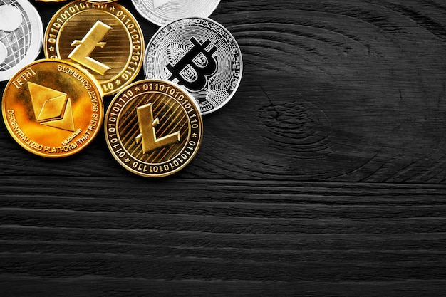 Monete d'argento e d'oro con bitcoin