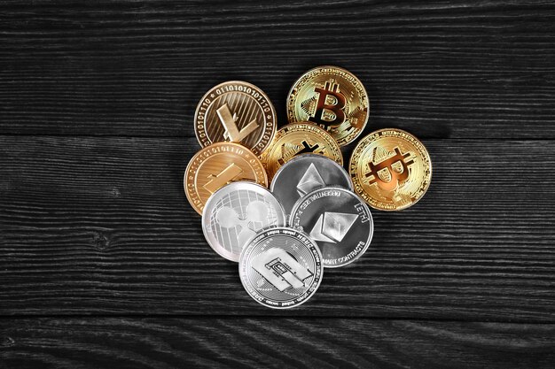 Monete d'argento e d'oro con valuta crittografica