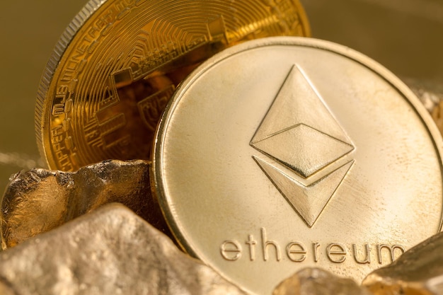 Monete d'oro di criptovaluta Bitcoin Ethereum Litecoin sullo sfondo di pepite d'oro