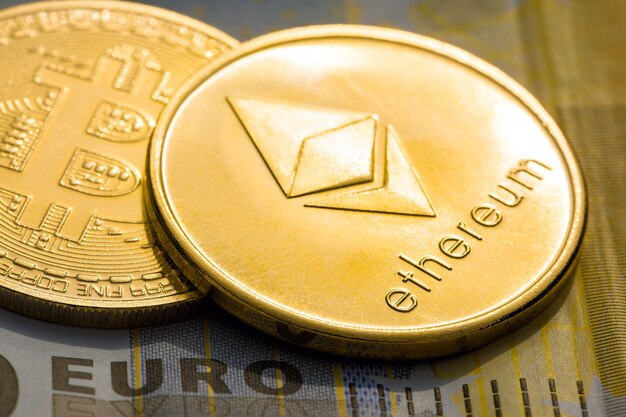 Monete d'oro di criptovaluta Bitcoin Ethereum Litecoin sullo sfondo di un dollaro 100