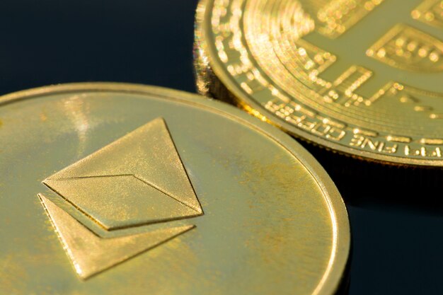 Monete d'oro di criptovaluta Bitcoin Ethereum Litecoin sullo sfondo