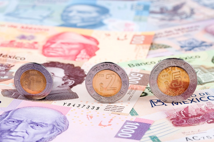 Foto monete del peso messicano sullo sfondo delle banconote