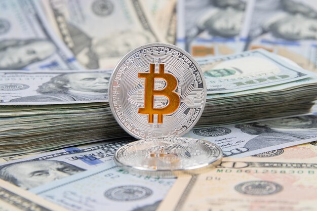 Monete di criptovaluta Bitcoin sulle banconote in dollari USA