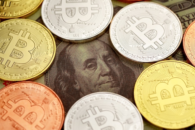 Monete di criptovaluta su un mucchio di banconote in dollari. Idea per blockchain, il nuovo tipo di moneta nell'economia del mondo degli affari.