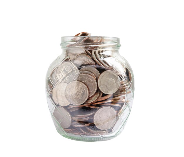 Monete in vaso di vetro isolato su sfondo bianco con tracciato di ritaglio Finanza aziendale risparmiando denaro concetto di investimento bancario