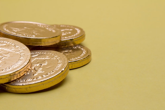 monete su sfondo giallo