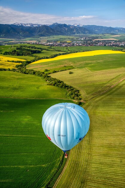 Mongolfiera blu e bellissimi campi verdi nella zona di Liptov Slovacchia