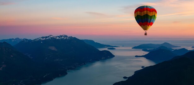 Mongolfiera che sorvola il paesaggio montano canadese sulla costa occidentale dell'Oceano Pacifico