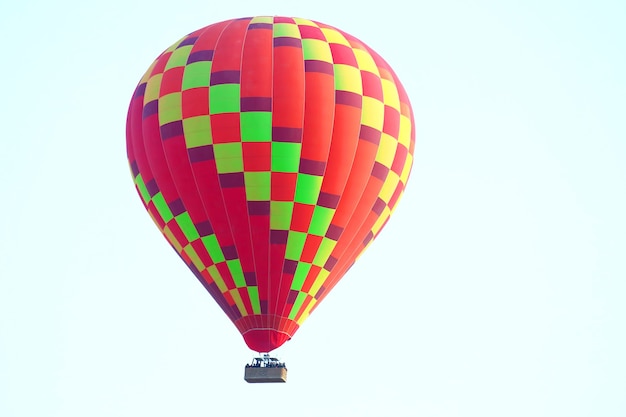 Mongolfiera che vola nel cielo Cappadocia. trasporto aereo per l'intrattenimento