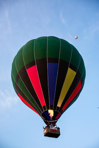 Mongolfiera colorata che sale nel cielo