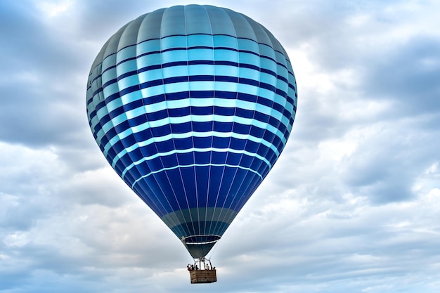 Mongolfiera colorata che vola sopra il cielo blu.