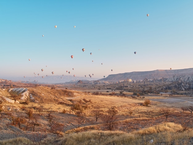 Mongolfiera in Cappadocia all'alba.