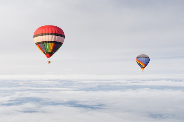 mongolfiera in cielo e nuvole