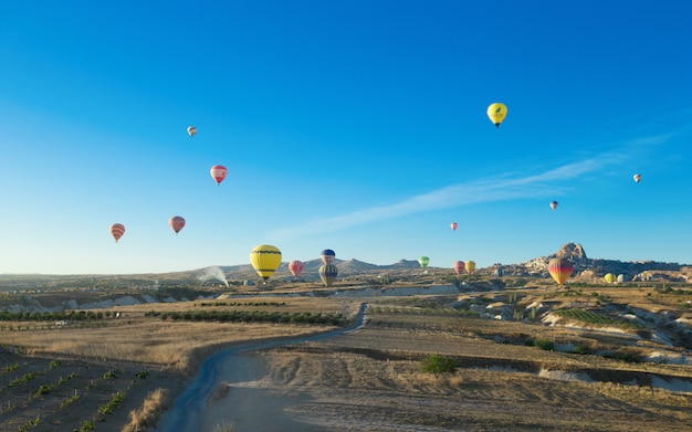 Mongolfiera sorvolando la spettacolare Cappadocia