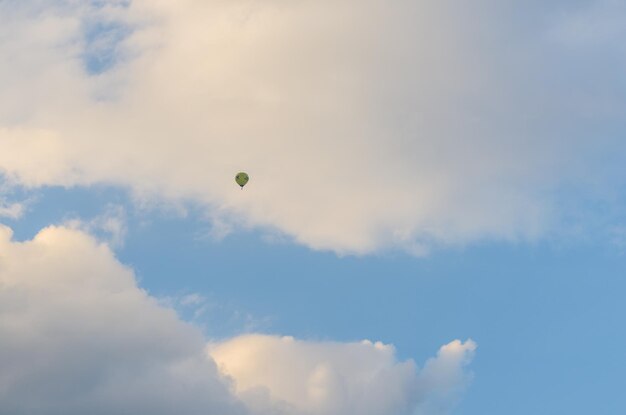 Mongolfiera su cielo blu