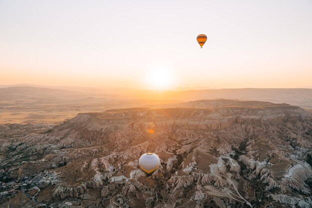 Mongolfiere al tramonto sulla città rupestre Cappadocia Turchia