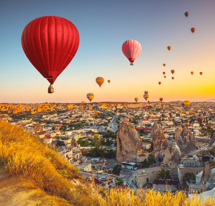 Foto mongolfiere che sorvolano la spettacolare cappadocia