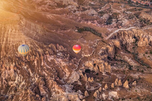 Mongolfiere che volano su un paesaggio vulcanico in Cappadocia Turchia