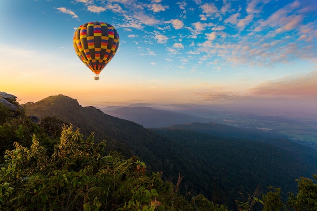 Mongolfiere colorate che sorvolano la montagna a Dot Inthanon a Chiang Mai Thailand