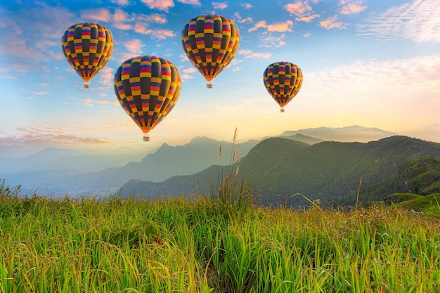 Mongolfiere colorate che sorvolano la montagna