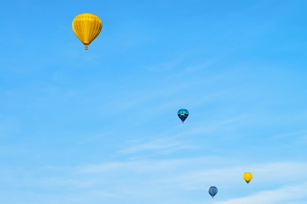 Mongolfiere colorate che volano in alto nel cielo, Vilnius, Lituania