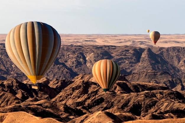 Mongolfiere colorate che volano sopra la montagna della valle della luna Africa