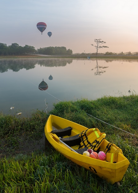 Mongolfiere colorate e canoa al mattino presto