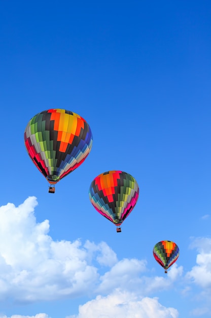 Mongolfiere colorate in volo sopra il cielo blu