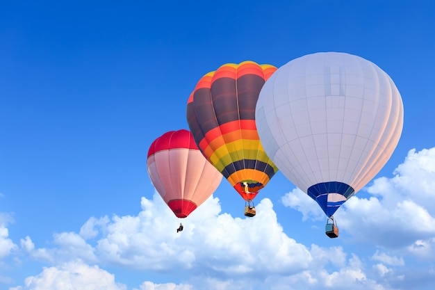 Mongolfiere colorate in volo sopra il cielo blu