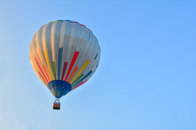 Mongolfiere colorate in volo sopra il cielo blu