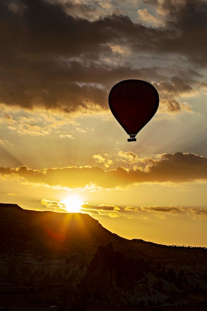 Mongolfiere colorate nell'aria sopra la Cappadocia (Kapadokya), Greme Turchia