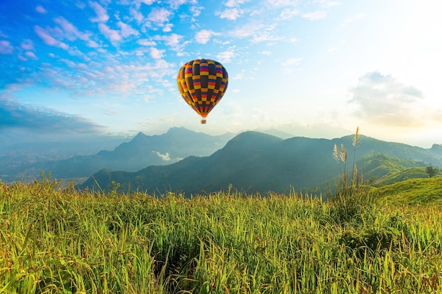 Mongolfiere e montagne e bel cielo Mongolfiere colorate che volano sopra la montagna