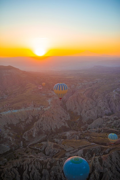 Mongolfiere luminose nel cielo della cappadocia turchia